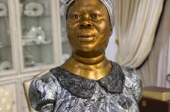 Stonebwoy Celebrates Mother With A Golden Statue